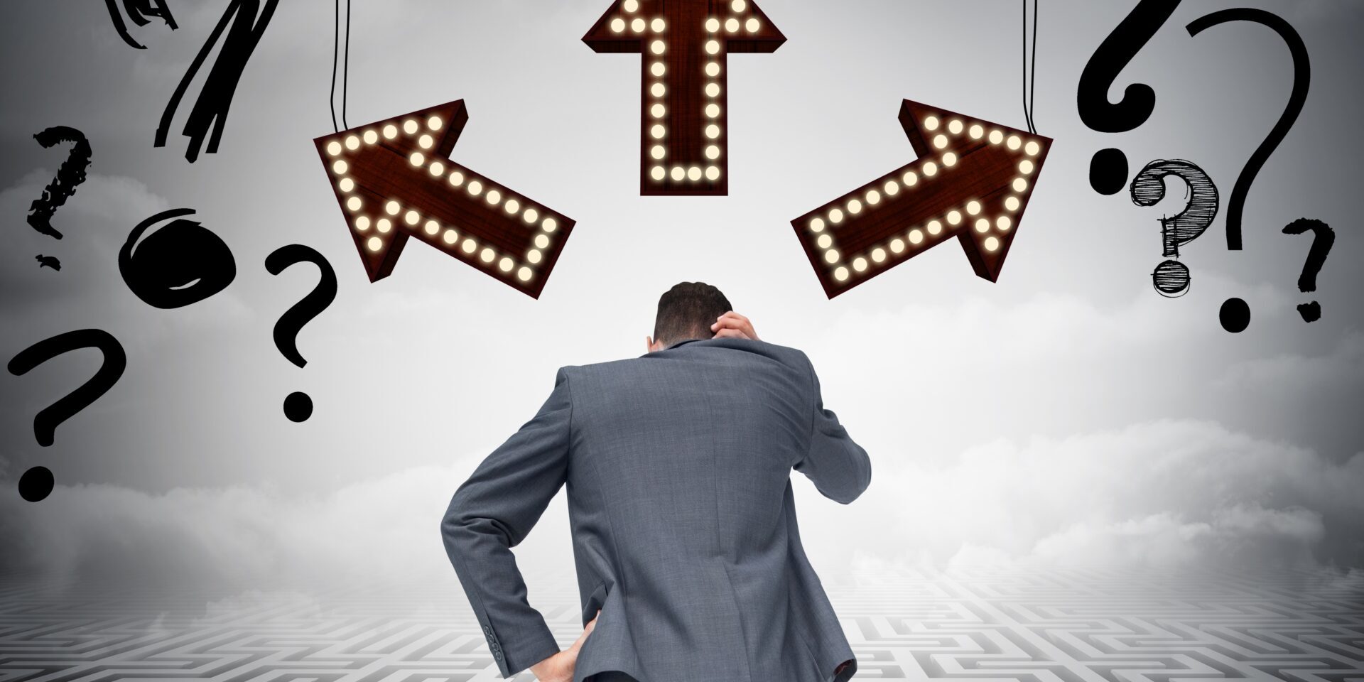 man-gekleed-met-pijlen-op-zijn-hoofd